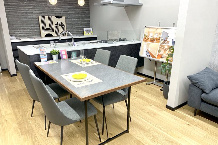 モデルルームのダイニングとアイランドキッチン