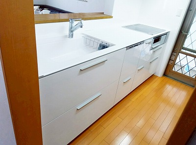 TOTOクラッソで明るく開放的なキッチンに！ 施工後写真
